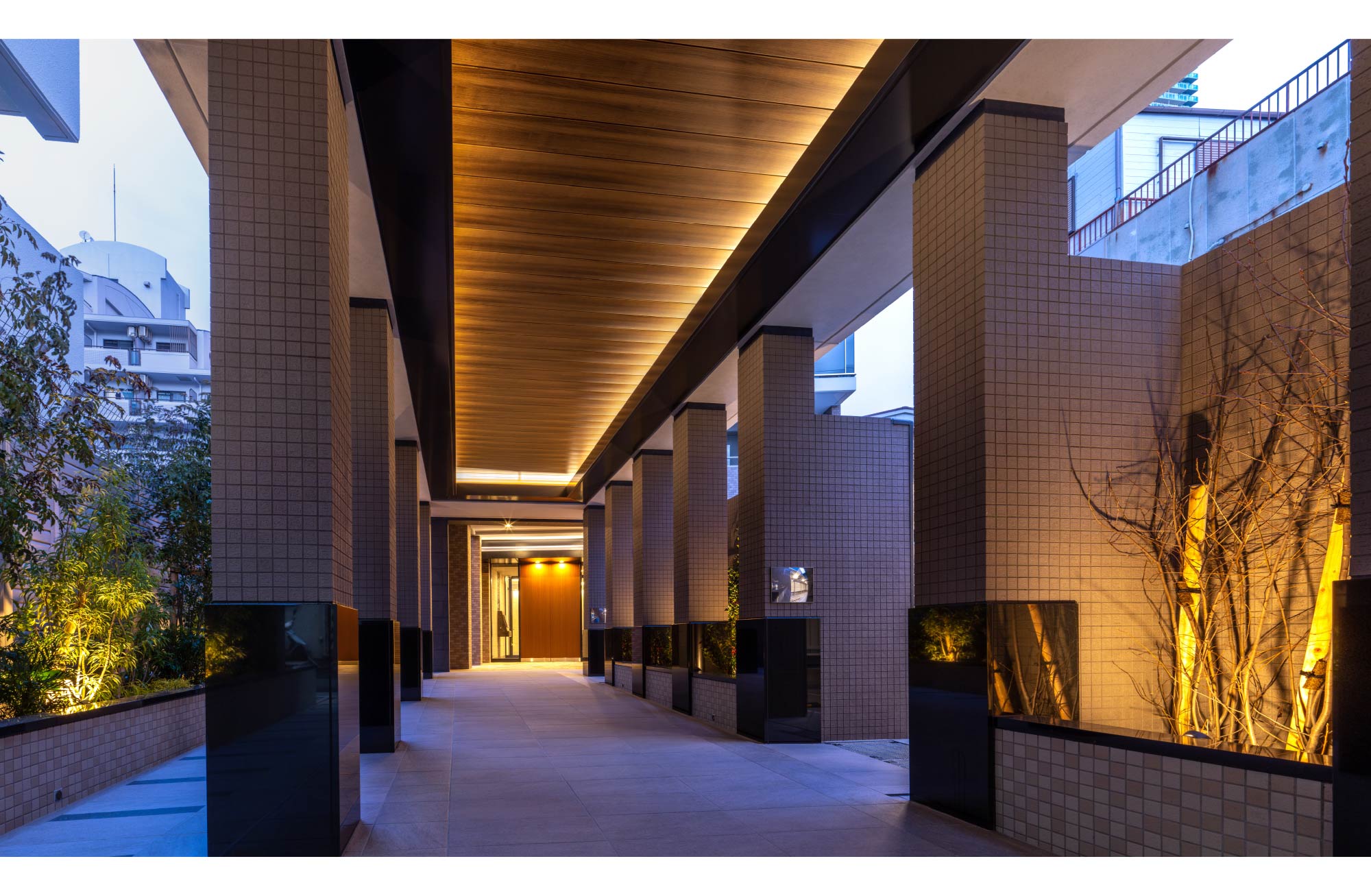 エントランスアプローチ(夕景)