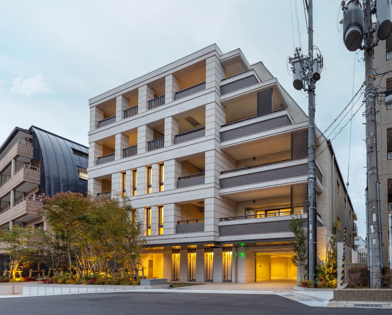 外観 南東(夕景)