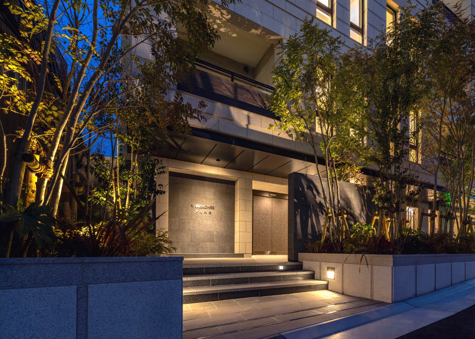 エントランスアプローチ(夕景)