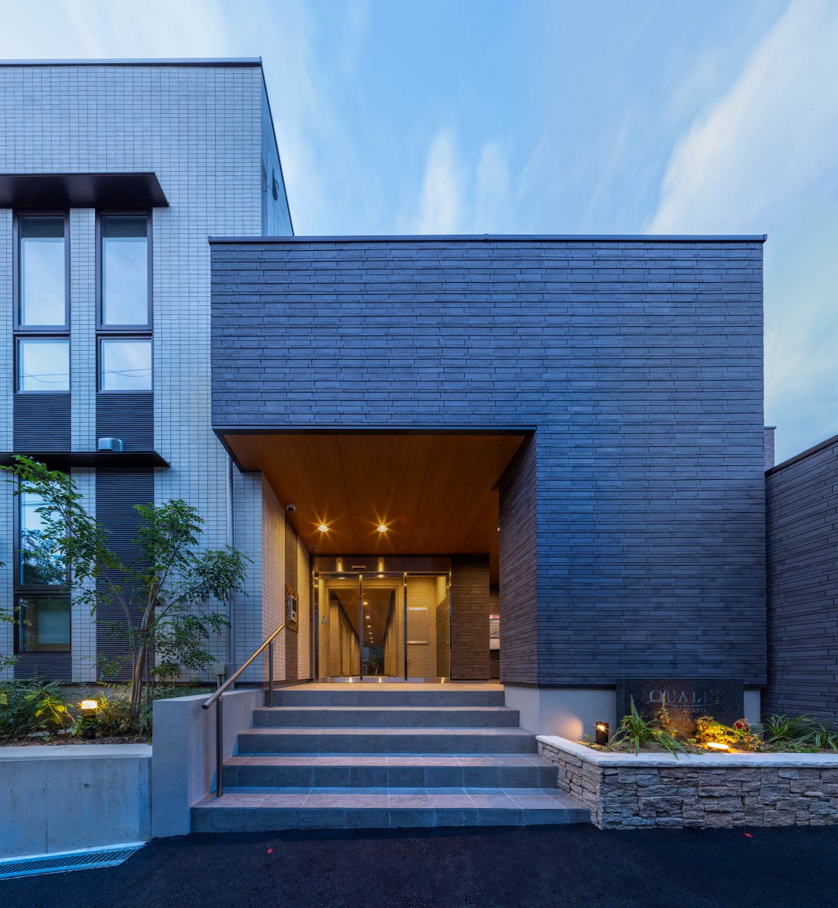 エントランスアプローチ(夕景)