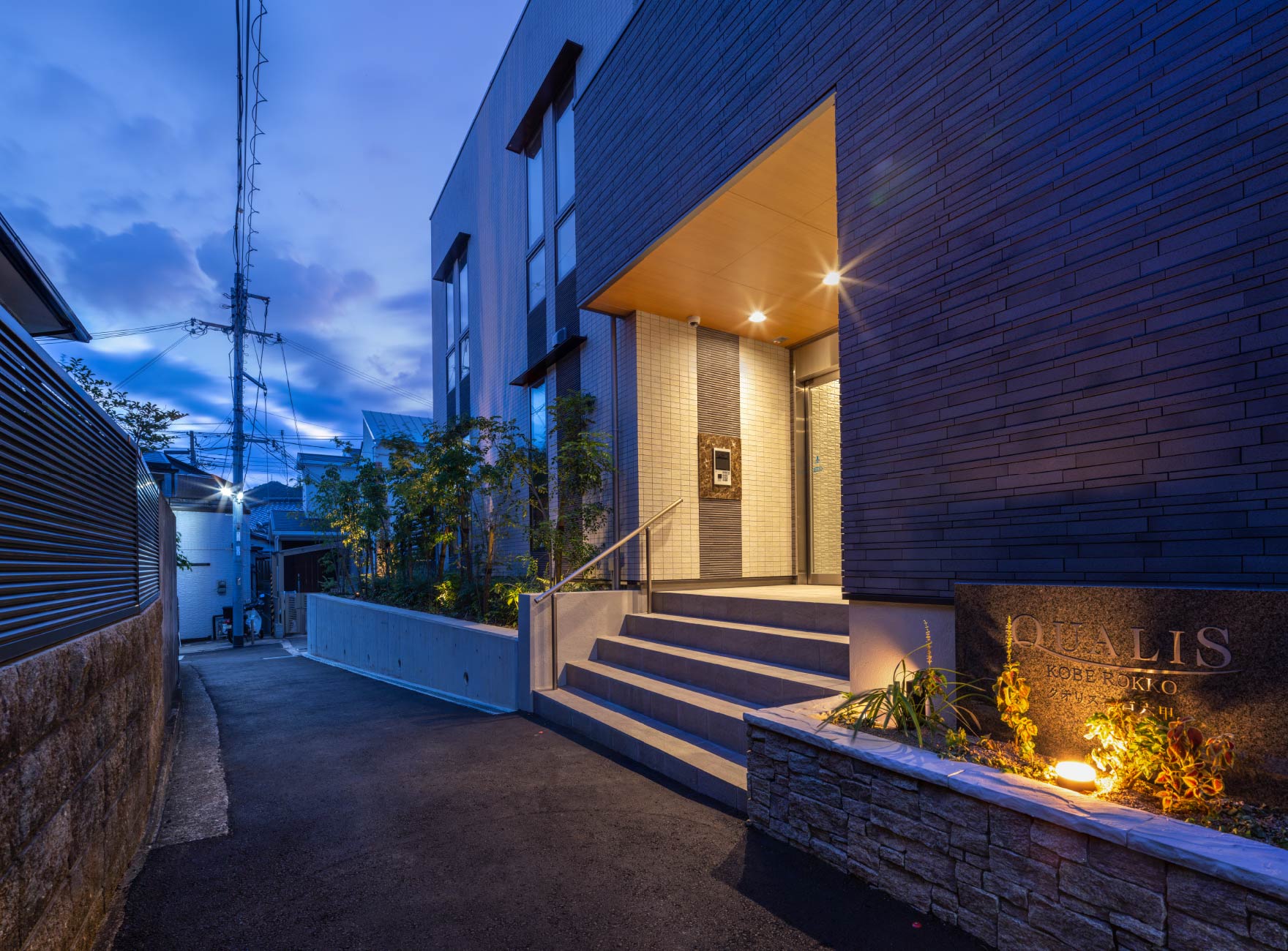 エントランスアプローチ(夕景)