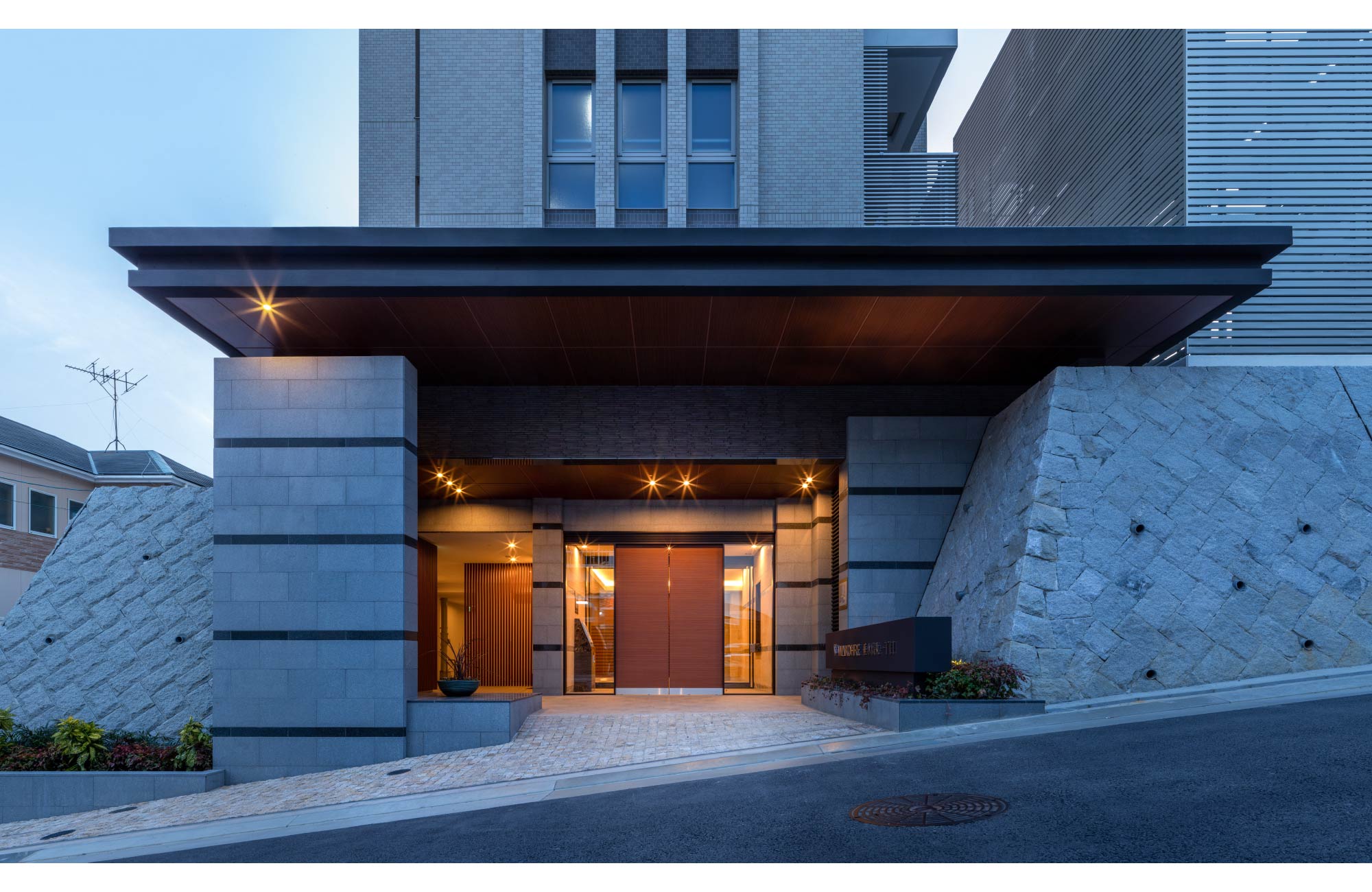 エントランスアプローチ(夕景)