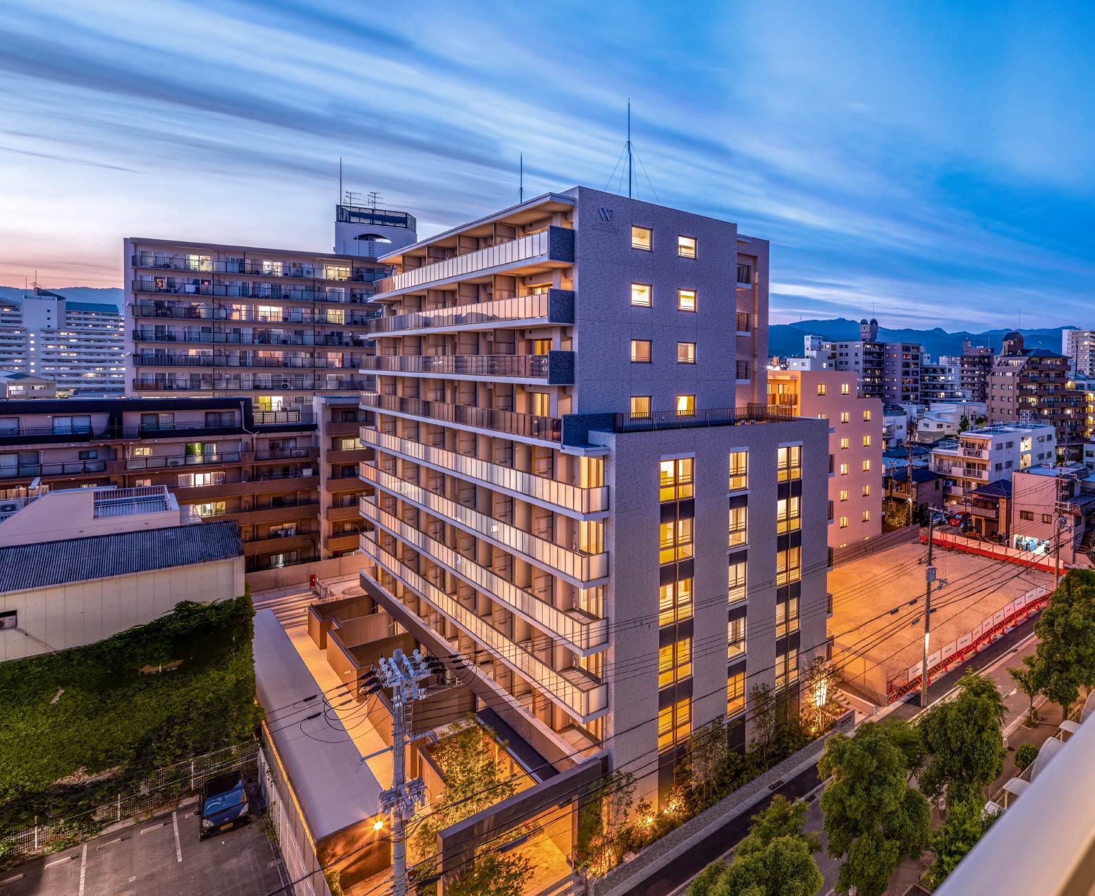 外観 南西(夕景)