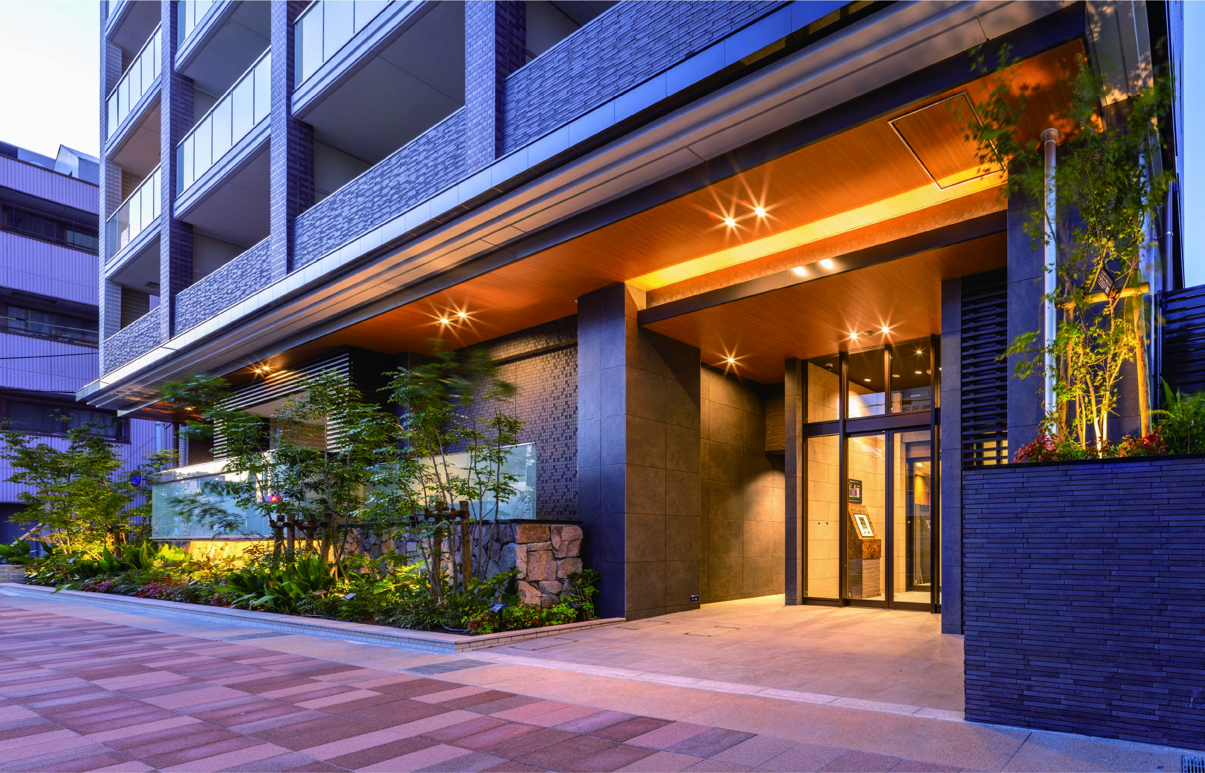 エントランスアプローチ(夕景)