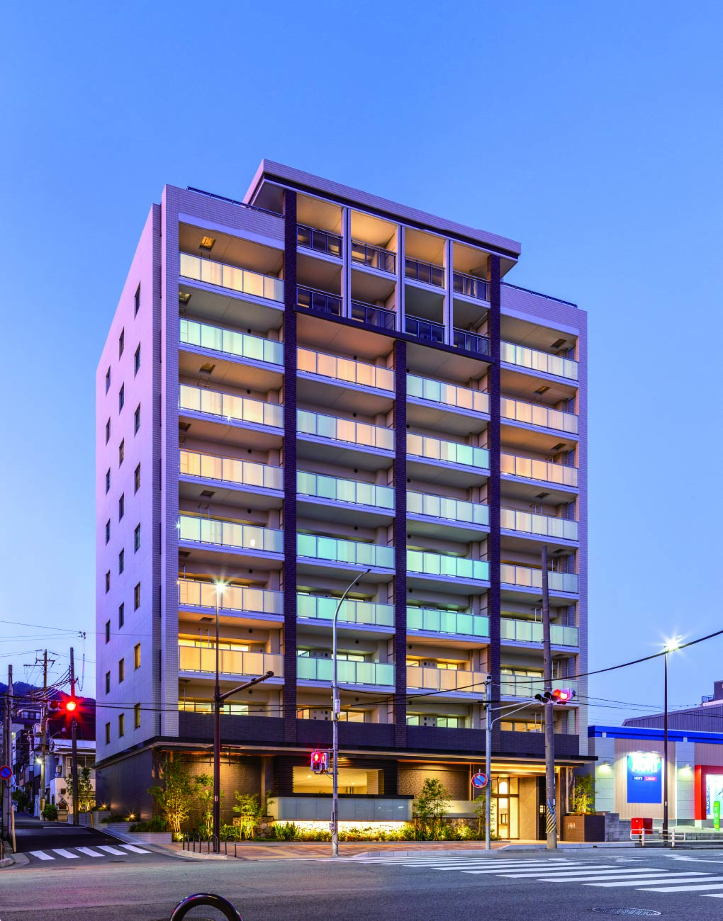 外観 南東(夕景)