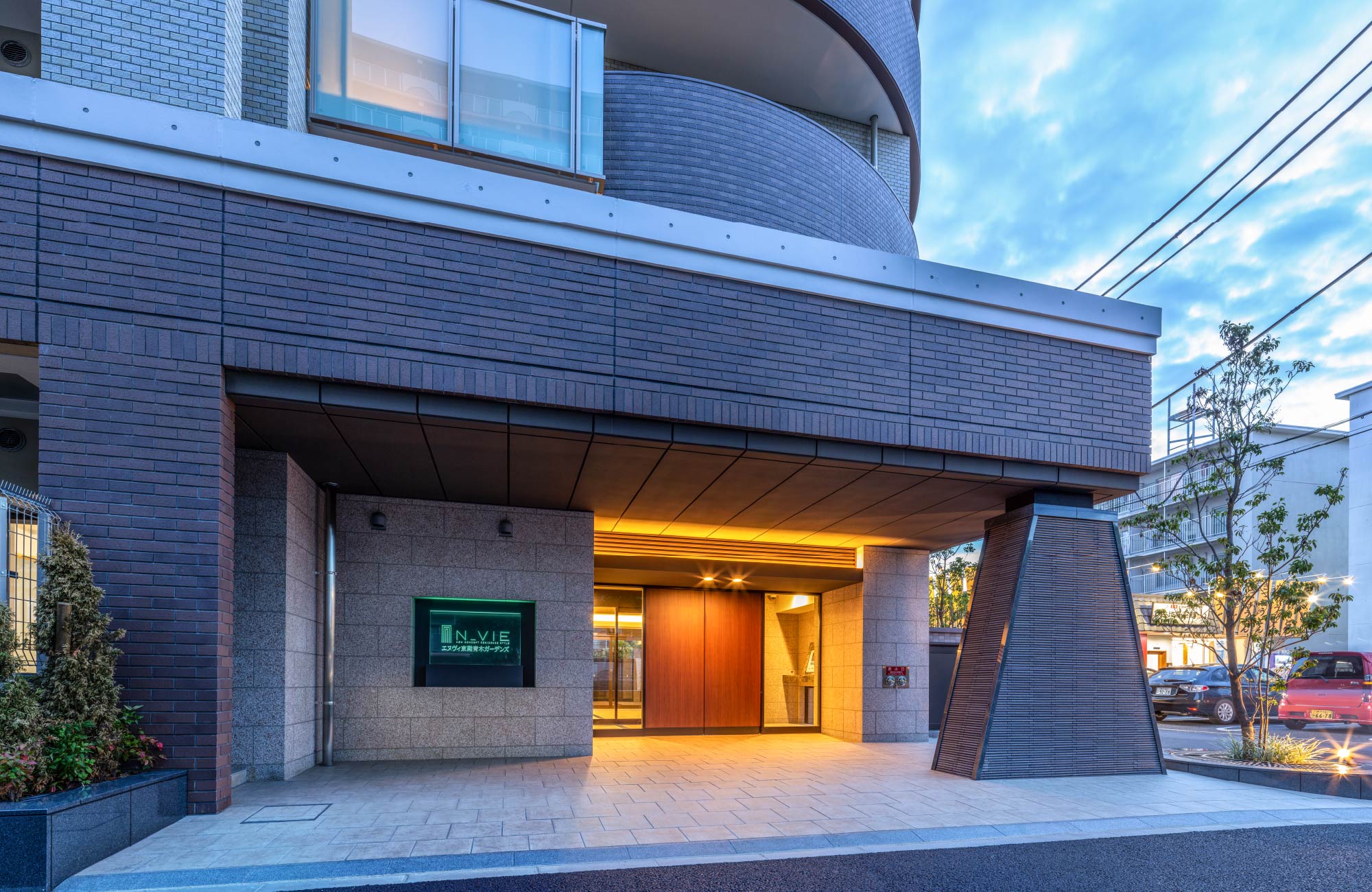 エントランスアプローチ(夕景)