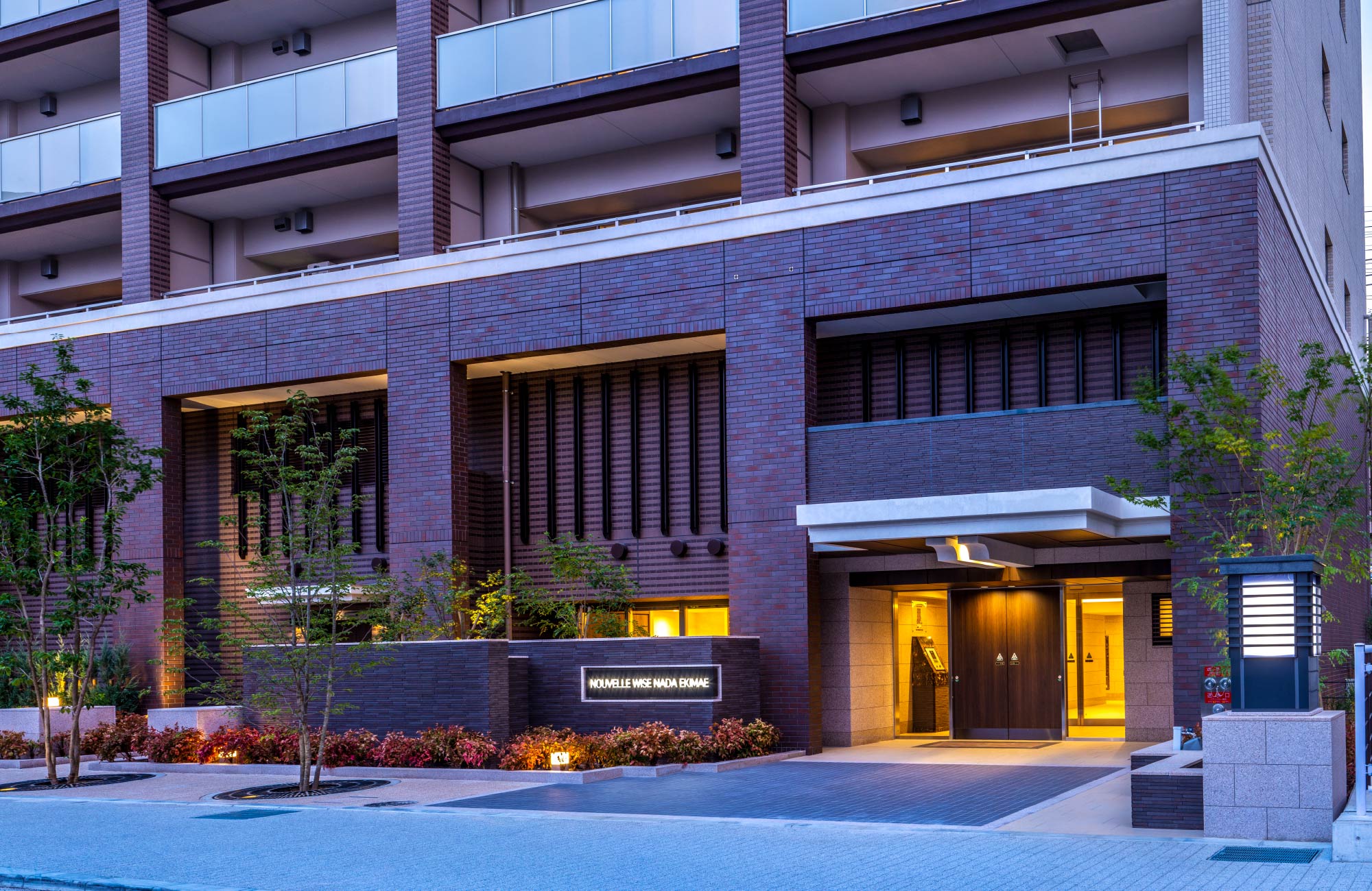 エントランスアプローチ(夕景)