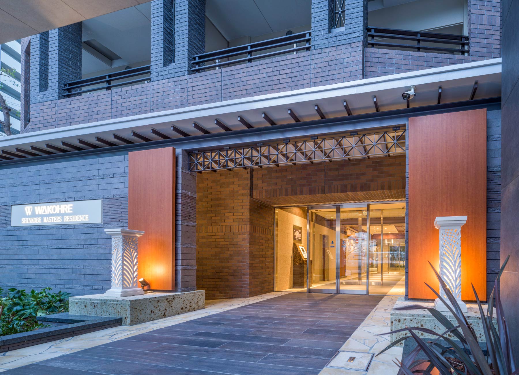 エントランスアプローチ(夕景)