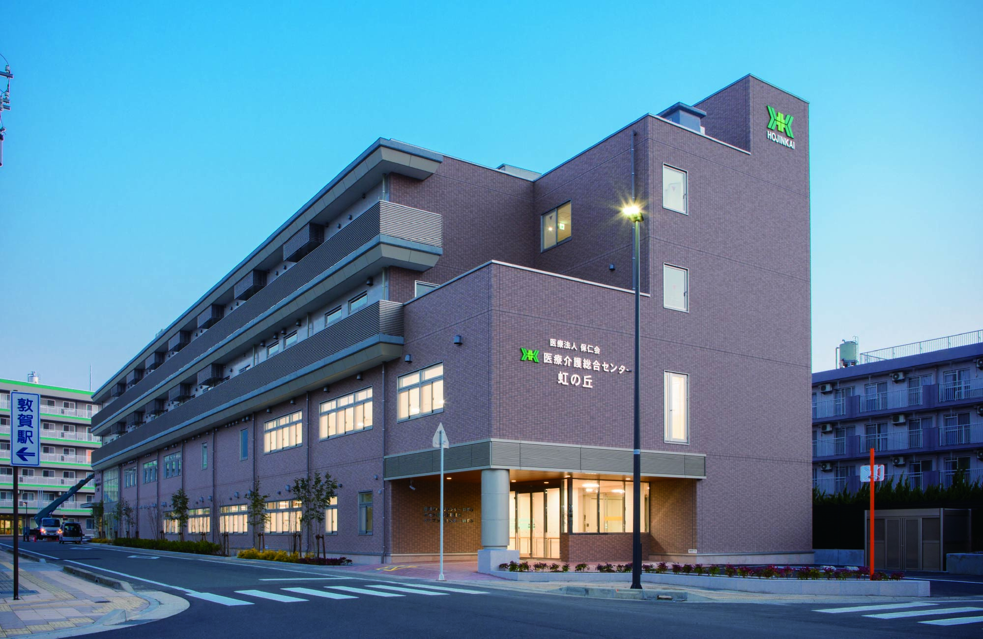 外観 北東面(夕景)