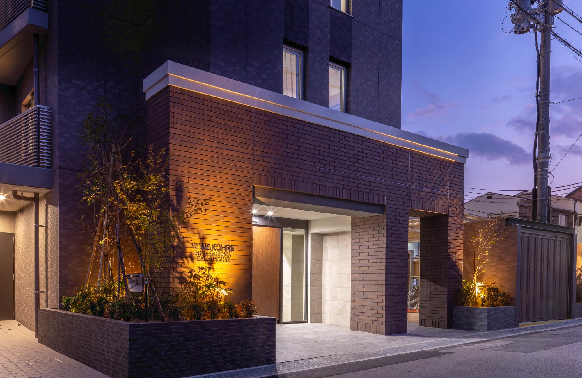 エントランスアプローチ(夕景)