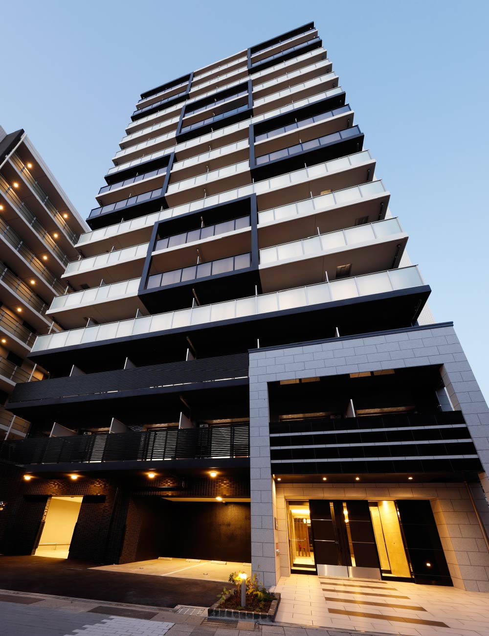 西側外観(夕景)