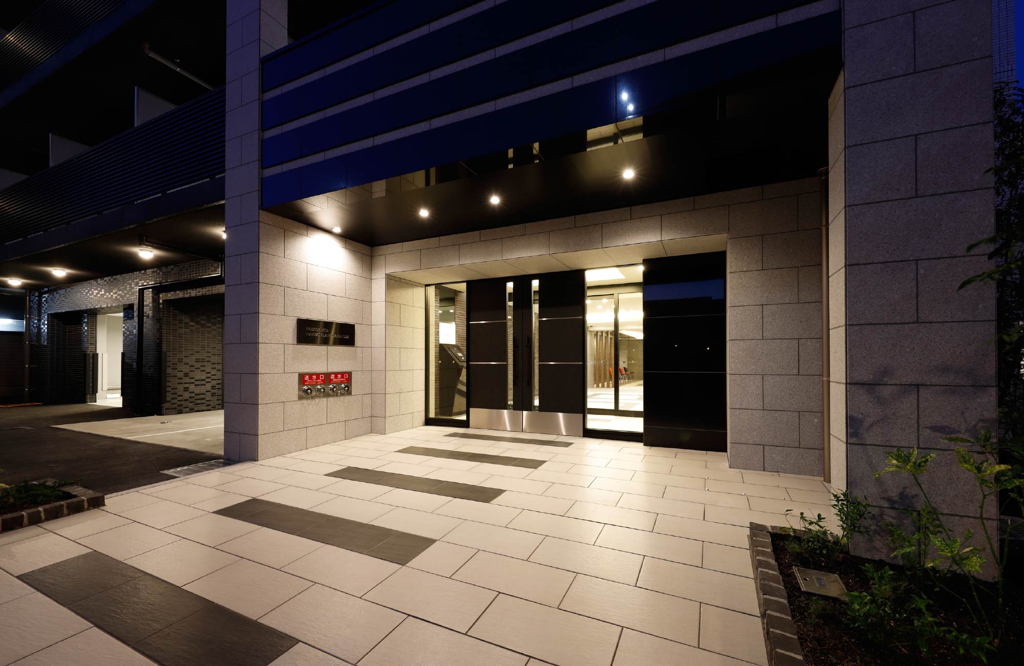 エントランスアプローチ(夕景)