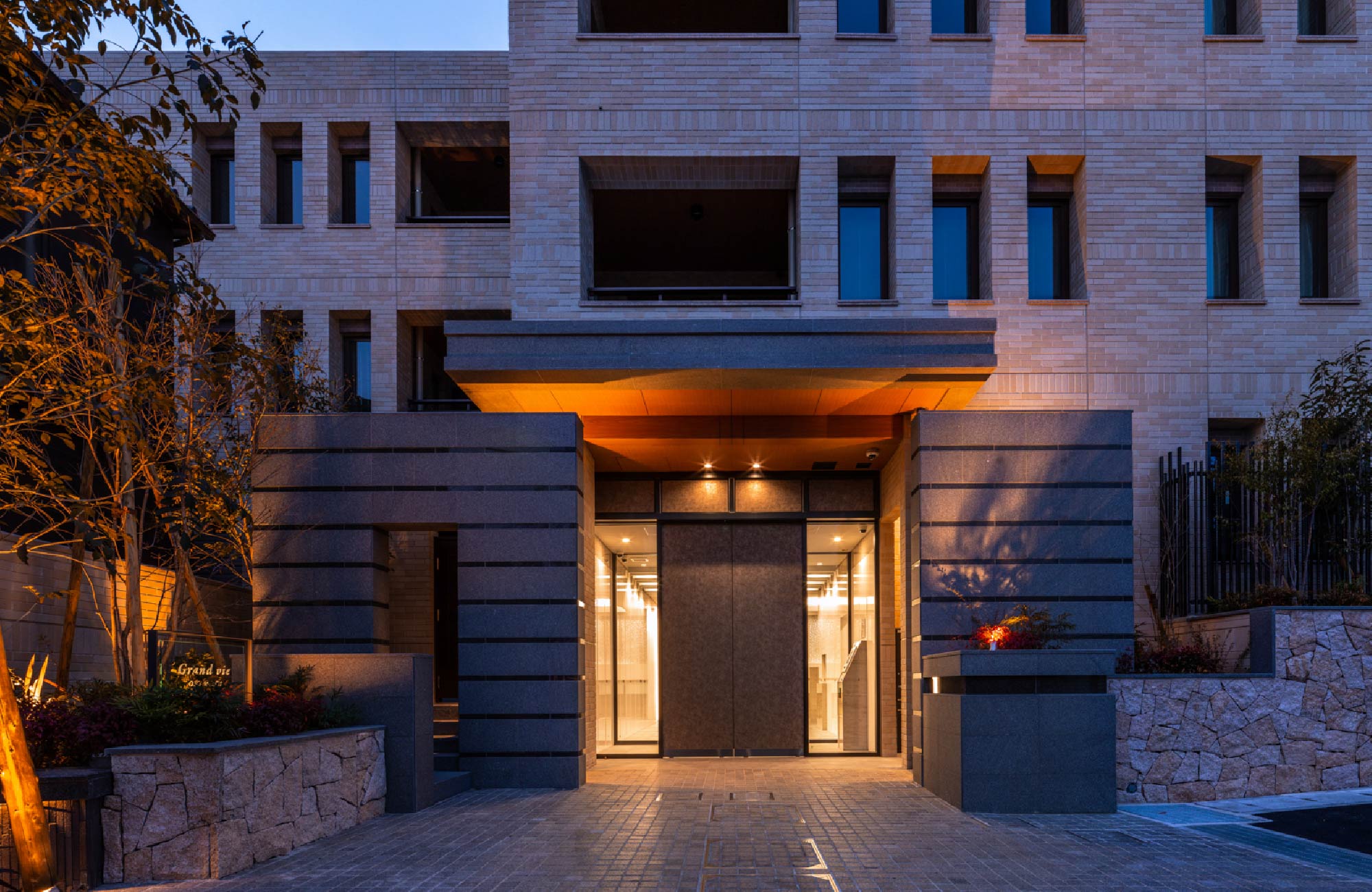 エントランスアプローチ(夕景)