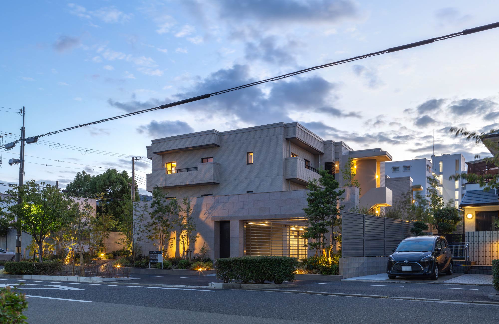 北東側外観（夕景）