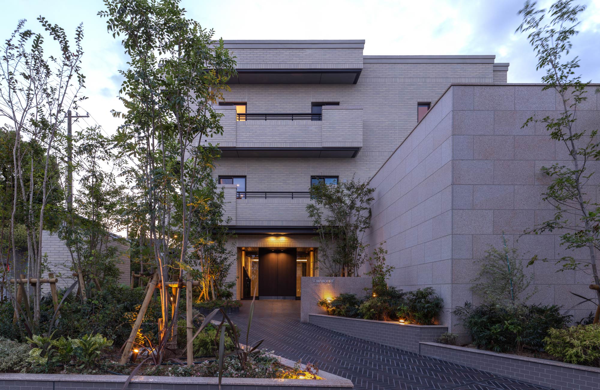 エントランスアプローチ（夕景）