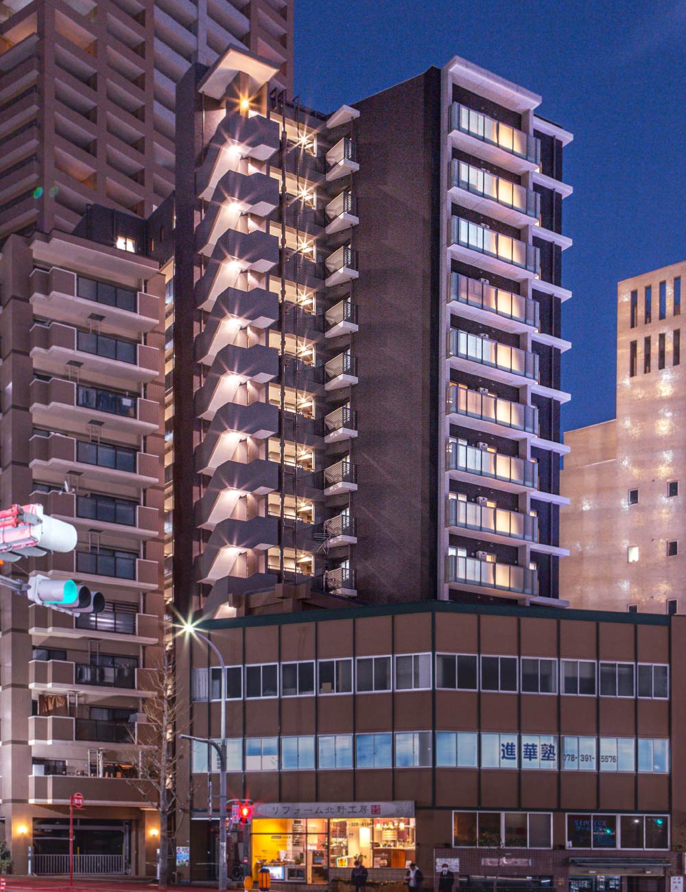 北西側外観（夕景）