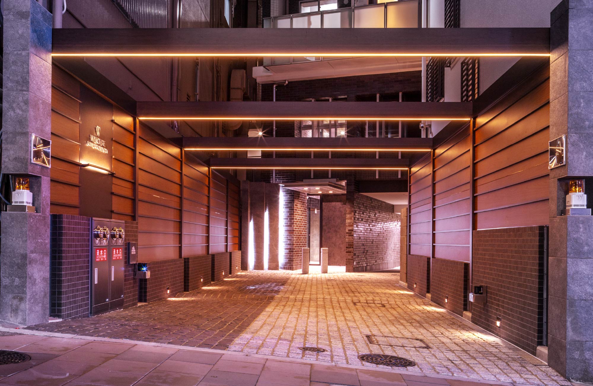 エントランスアプローチ（夕景）