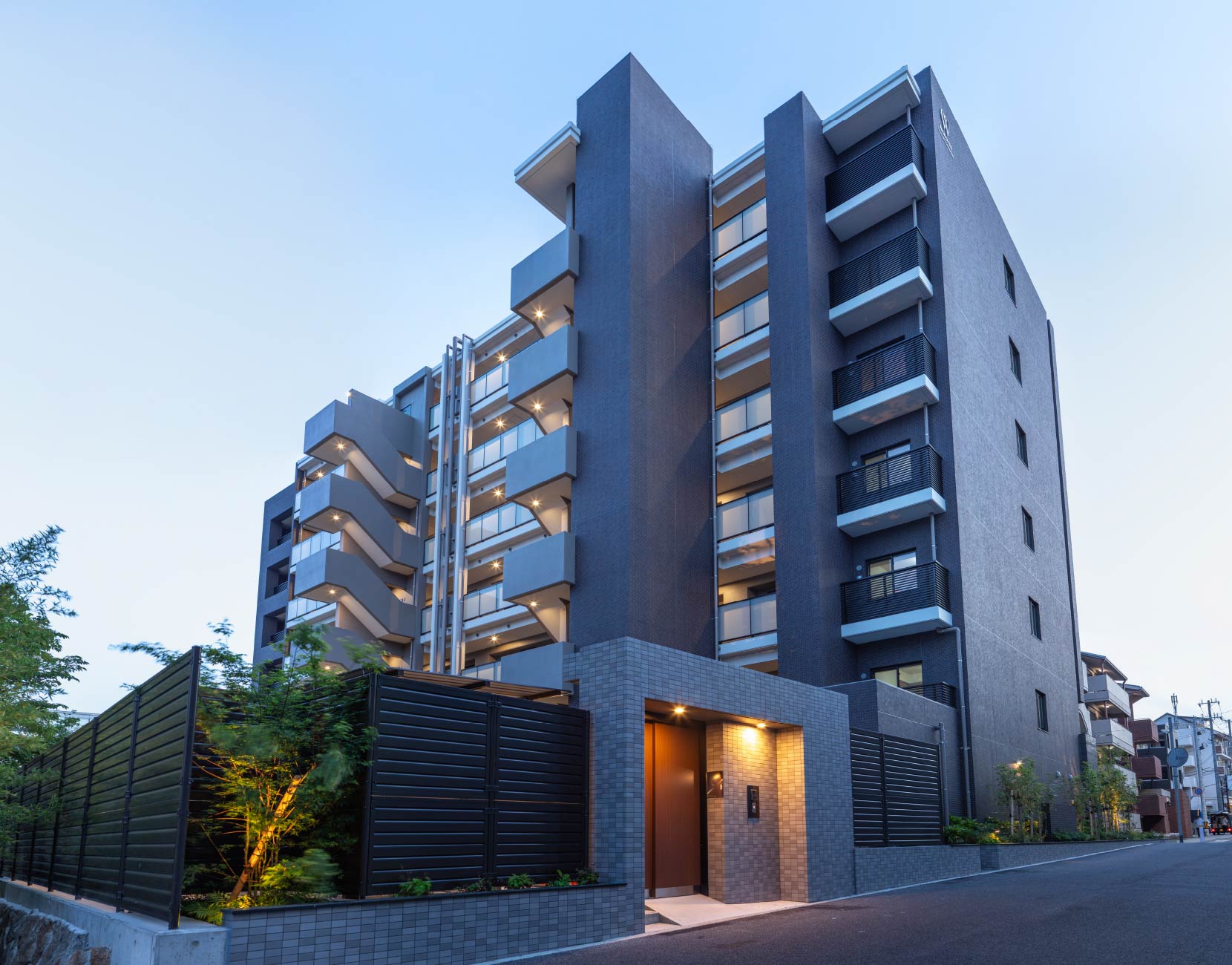 北東側外観（夕景）