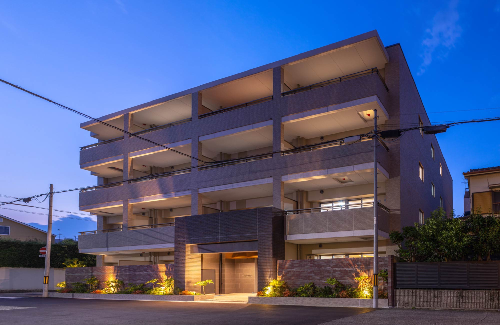 南東側外観（夕景）