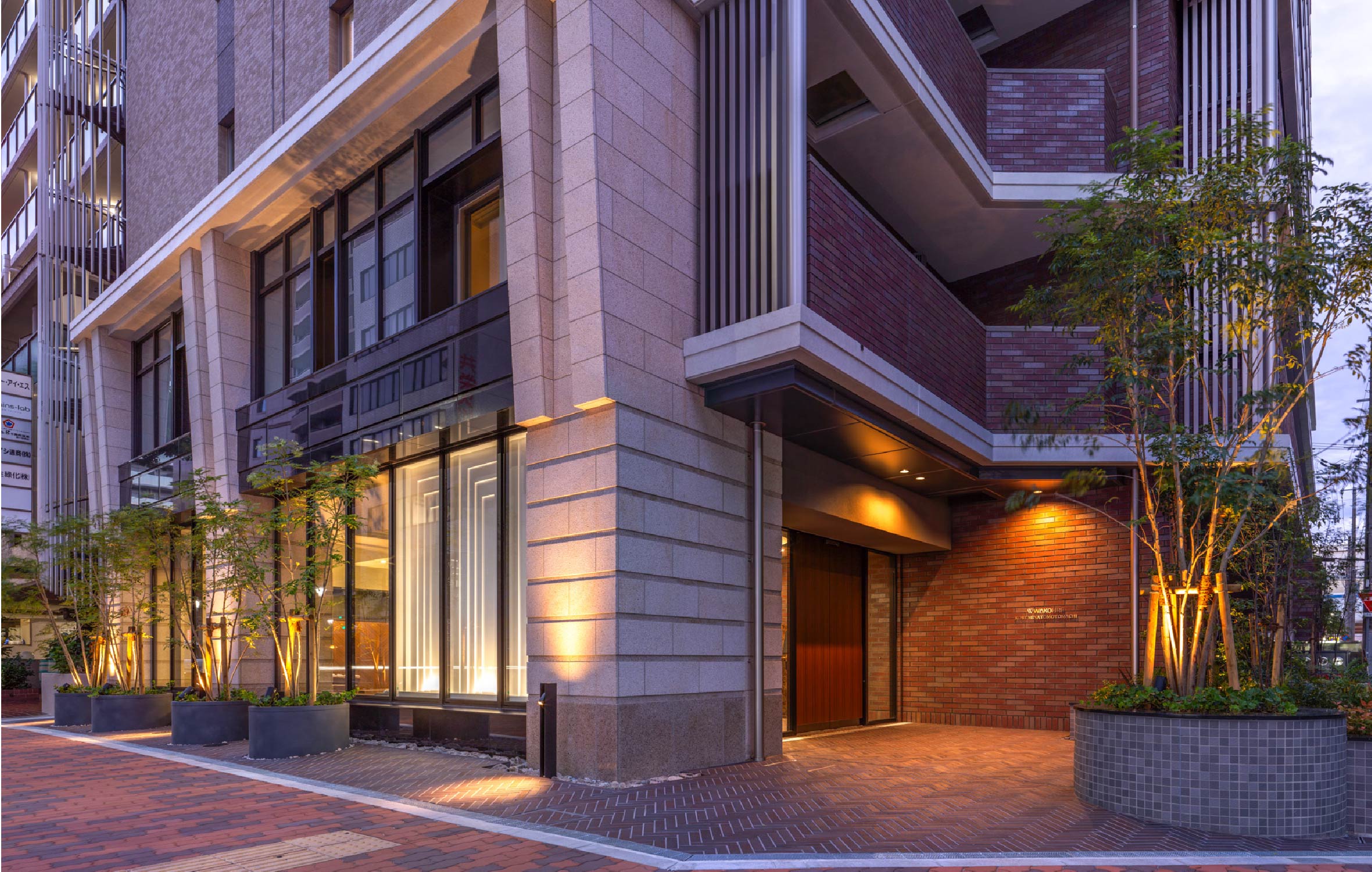 エントランスアプローチ（夕景）