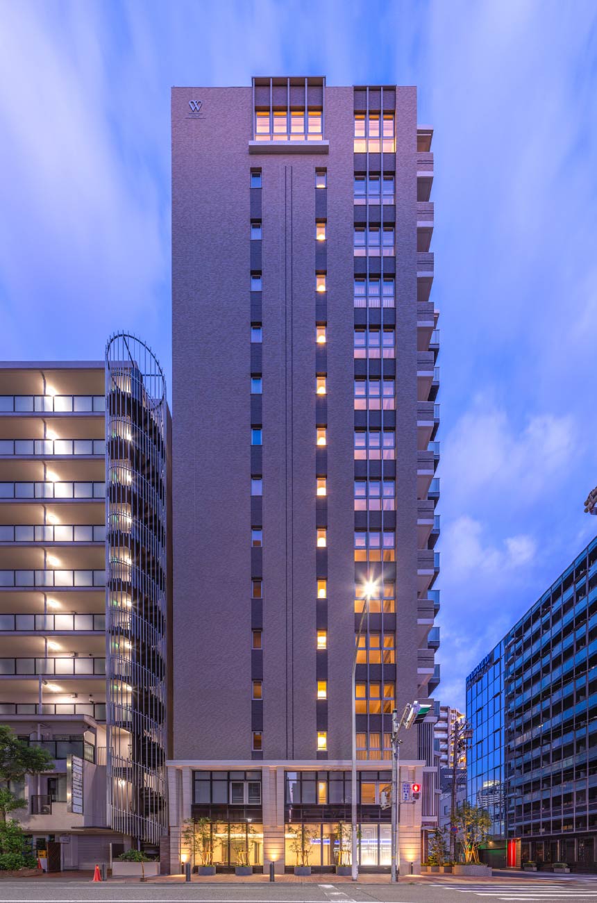 北西側外観（夕景）