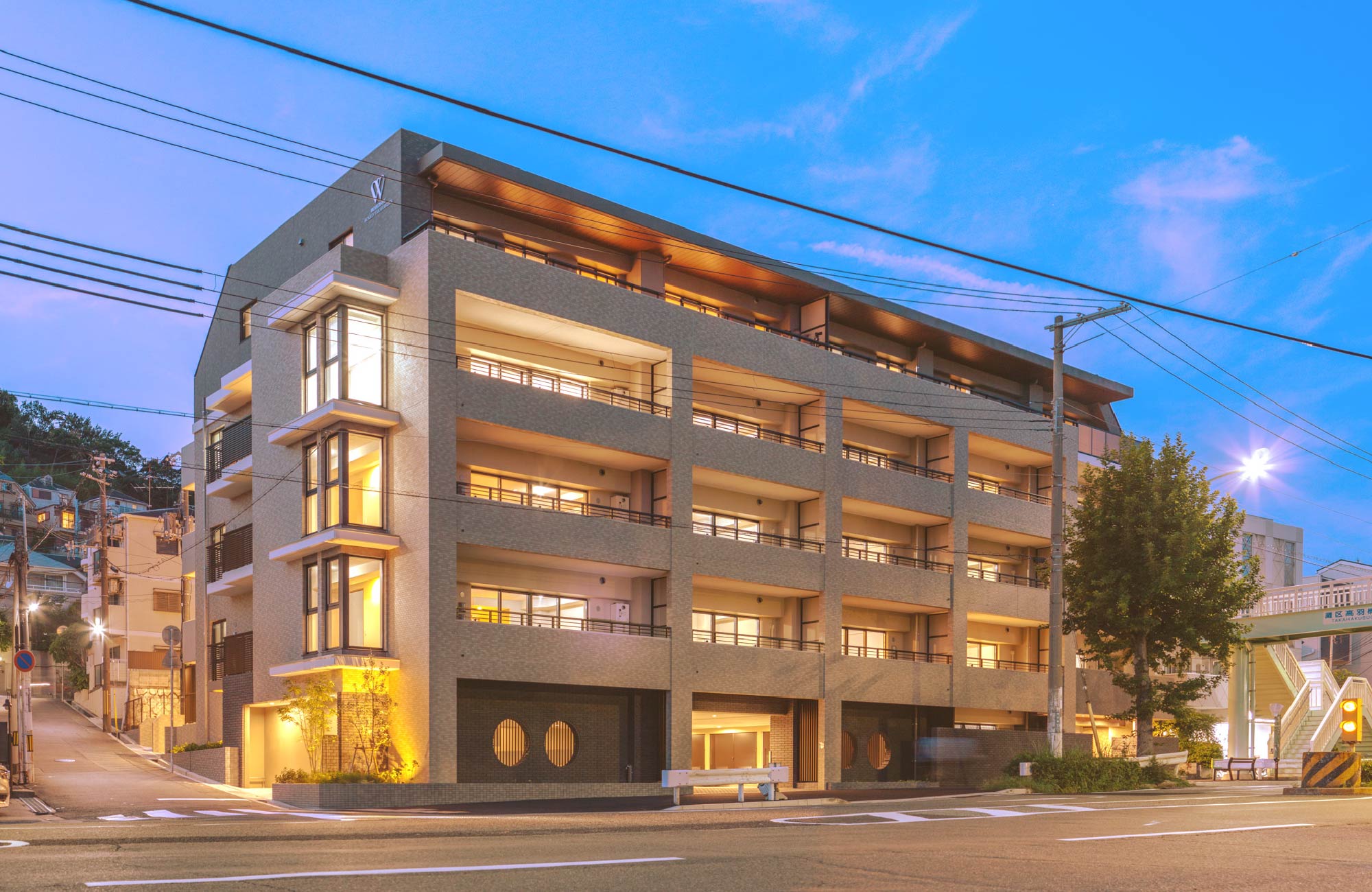 南西側外観（夕景）