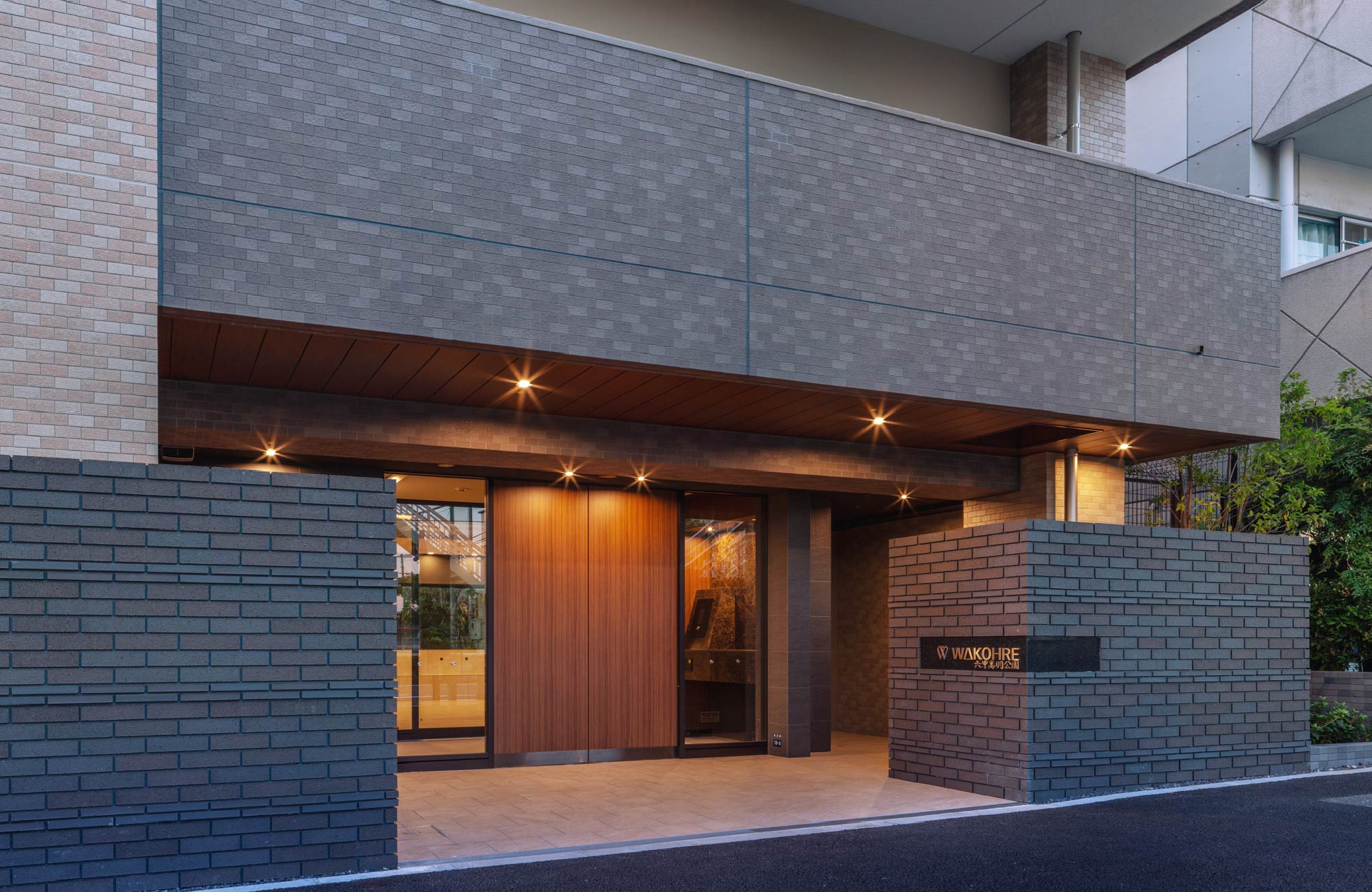 エントランスアプローチ（夕景）